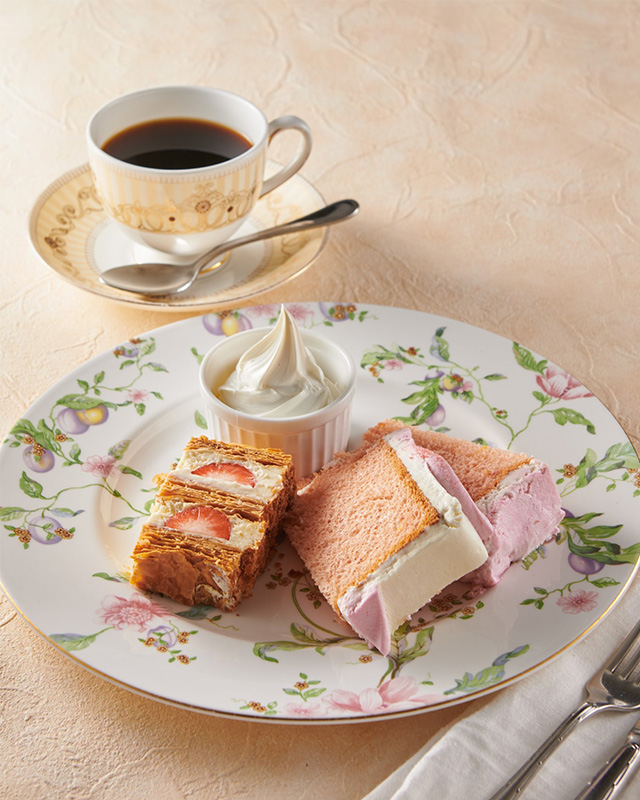 ハーフ＆ハーフケーキセット／ソフトクリーム ＋ ドリンク付〈 ケーキはハーフサイズです 〉